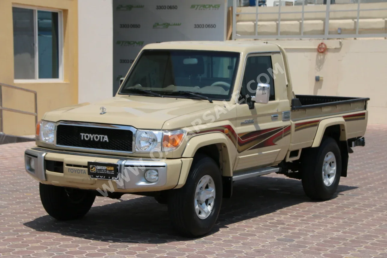 Toyota  Land Cruiser  LX  2016  Manual  206,000 Km  6 Cylinder  Four Wheel Drive (4WD)  Pick Up  Beige