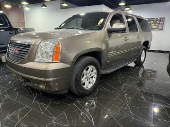 GMC  Yukon  XL  2013  Automatic  116,000 Km  8 Cylinder  Rear Wheel Drive (RWD)  SUV  Gray