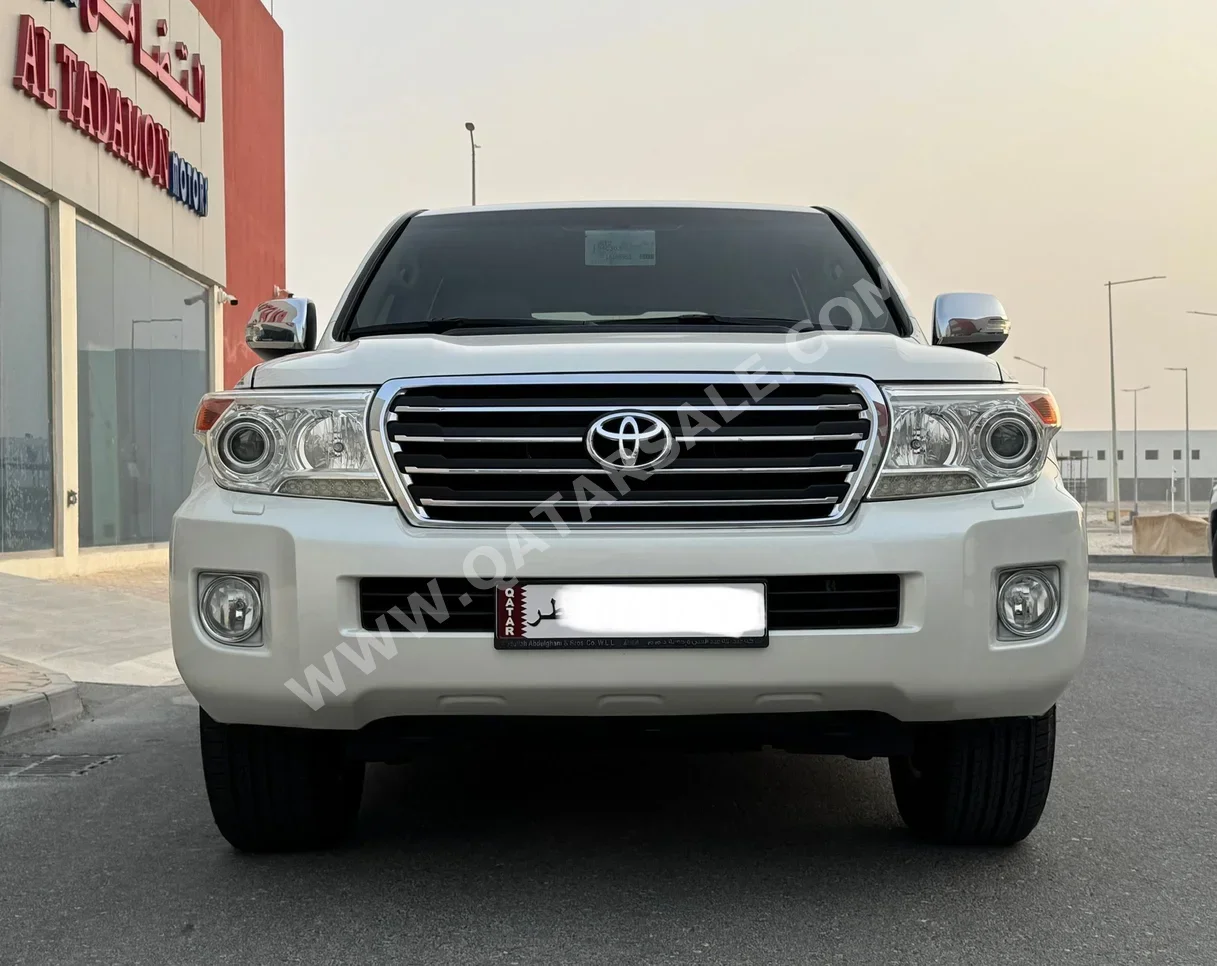 Toyota  Land Cruiser  GXR  2013  Automatic  229,000 Km  8 Cylinder  Four Wheel Drive (4WD)  SUV  White