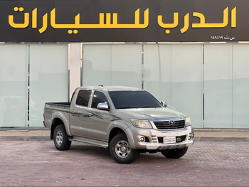 تويوتا  هاي لوكس  2015  اوتوماتيك  210,000 كم  4 سلندر  دفع رباعي  بيكب  ذهبي