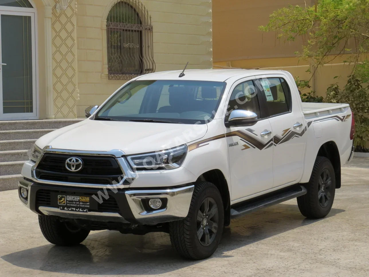 Toyota  Hilux  2024  Automatic  3,000 Km  4 Cylinder  Rear Wheel Drive (RWD)  Pick Up  White  With Warranty