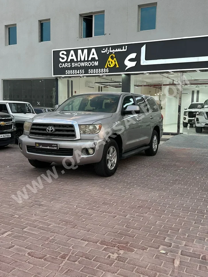 Toyota  Sequoia  2013  Automatic  225,000 Km  8 Cylinder  Four Wheel Drive (4WD)  SUV  Silver