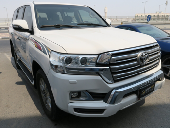 Toyota  Land Cruiser  GXR  2017  Automatic  255,000 Km  8 Cylinder  Four Wheel Drive (4WD)  SUV  White