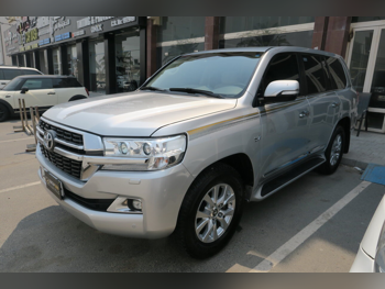 Toyota  Land Cruiser  VXR  2020  Automatic  174,000 Km  8 Cylinder  Four Wheel Drive (4WD)  SUV  Silver