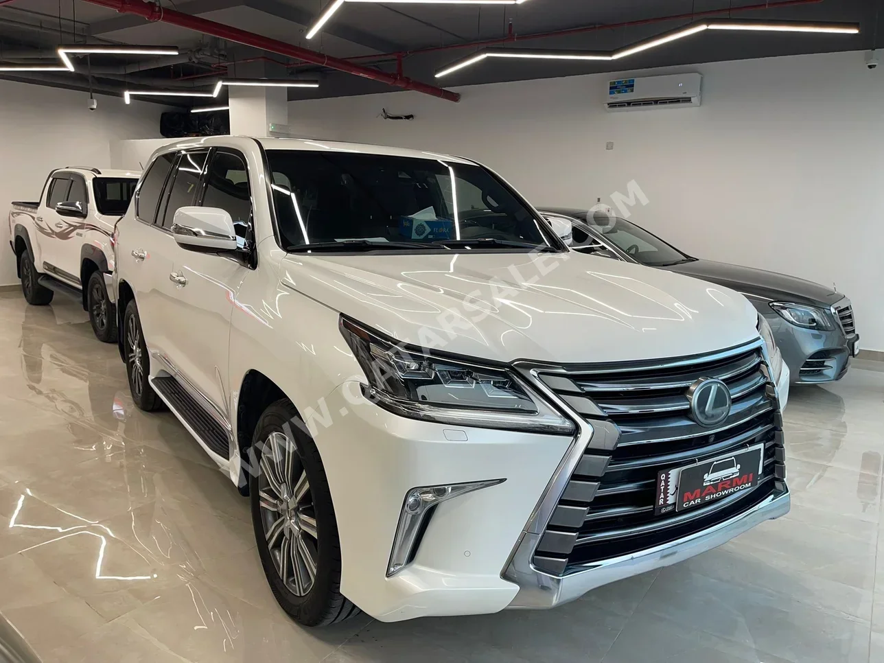 Lexus  LX  570  2017  Automatic  187,000 Km  8 Cylinder  Four Wheel Drive (4WD)  SUV  White