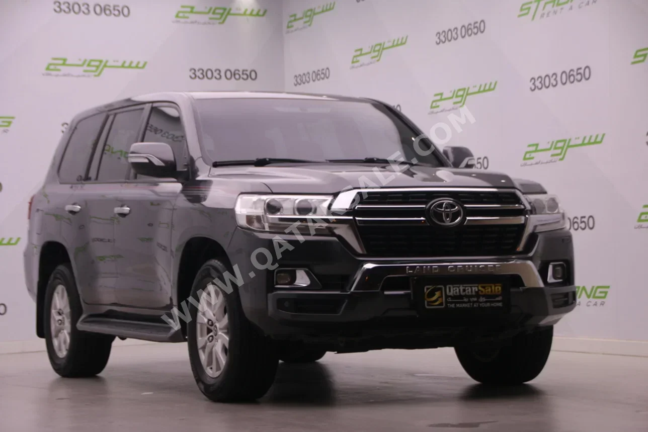 Toyota  Land Cruiser  GXR  2016  Automatic  262,000 Km  8 Cylinder  Four Wheel Drive (4WD)  SUV  Gray