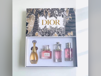العطور والعناية بالجسم عطور  نسائي  Dior 4 Piece Fragrance/Gift Set  فرنسا  30 مل