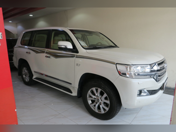 Toyota  Land Cruiser  VXR  2016  Automatic  273,000 Km  8 Cylinder  Four Wheel Drive (4WD)  SUV  White