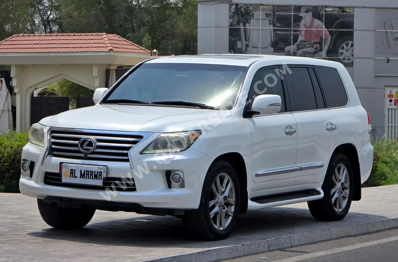 Lexus  LX  570  2013  Automatic  208,000 Km  8 Cylinder  Four Wheel Drive (4WD)  SUV  White