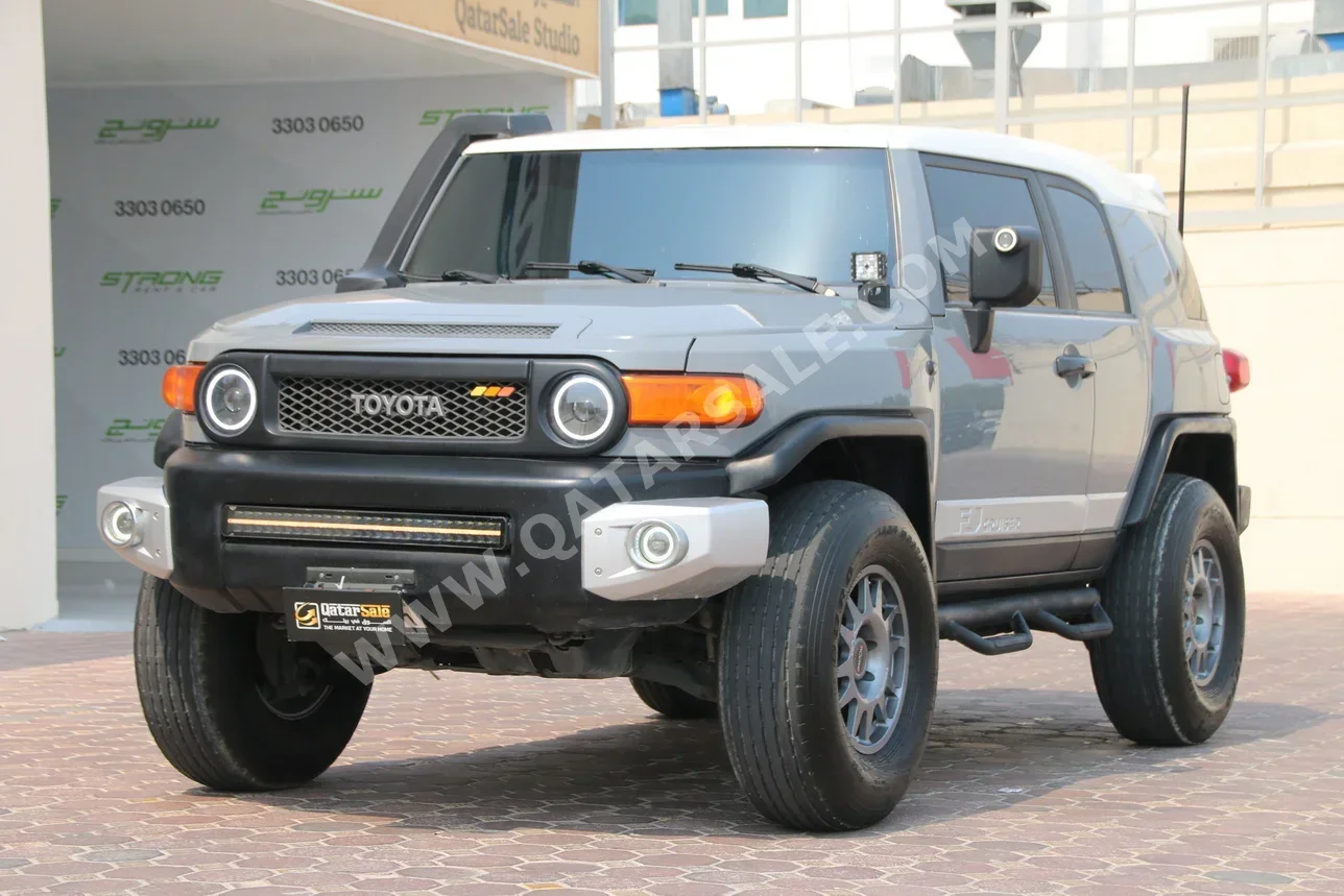 Toyota  FJ Cruiser  2010  Automatic  113,000 Km  6 Cylinder  Four Wheel Drive (4WD)  SUV  Gray