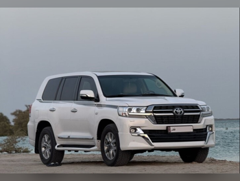 Toyota  Land Cruiser  VXR  2017  Automatic  372,000 Km  8 Cylinder  Four Wheel Drive (4WD)  SUV  White