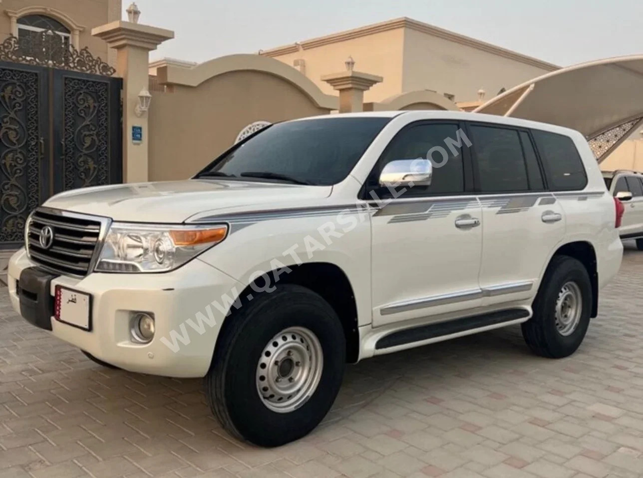 Toyota  Land Cruiser  GXR  2015  Automatic  300,000 Km  8 Cylinder  Four Wheel Drive (4WD)  SUV  White