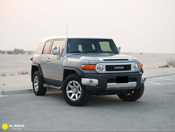 Toyota  FJ Cruiser  2017  Automatic  93,000 Km  6 Cylinder  Four Wheel Drive (4WD)  SUV  Gray