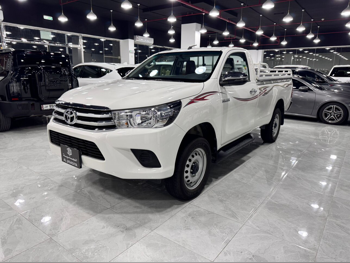 Toyota  Hilux  2025  Manual  4,400 Km  4 Cylinder  Four Wheel Drive (4WD)  Pick Up  White  With Warranty