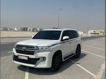 Toyota  Land Cruiser  GXR  2018  Automatic  228,000 Km  8 Cylinder  Four Wheel Drive (4WD)  SUV  White