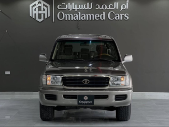 Toyota  Land Cruiser  GXR  2001  Automatic  560,000 Km  6 Cylinder  Four Wheel Drive (4WD)  SUV  Beige