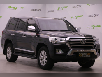 Toyota  Land Cruiser  GXR  2016  Automatic  260,000 Km  8 Cylinder  Four Wheel Drive (4WD)  SUV  Black