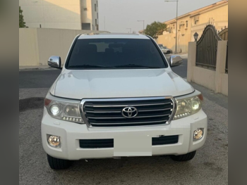 Toyota  Land Cruiser  GXR  2013  Automatic  267,400 Km  8 Cylinder  Four Wheel Drive (4WD)  SUV  White