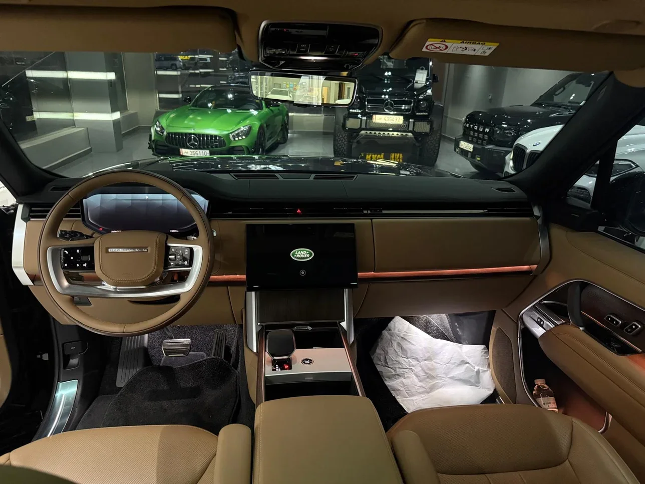 لاند روفر  رنج روفر  فوج اس اي  2025  اوتوماتيك  2,600 كم  6 سلندر  دفع رباعي  اس يو في  أسود  تحت الضمان