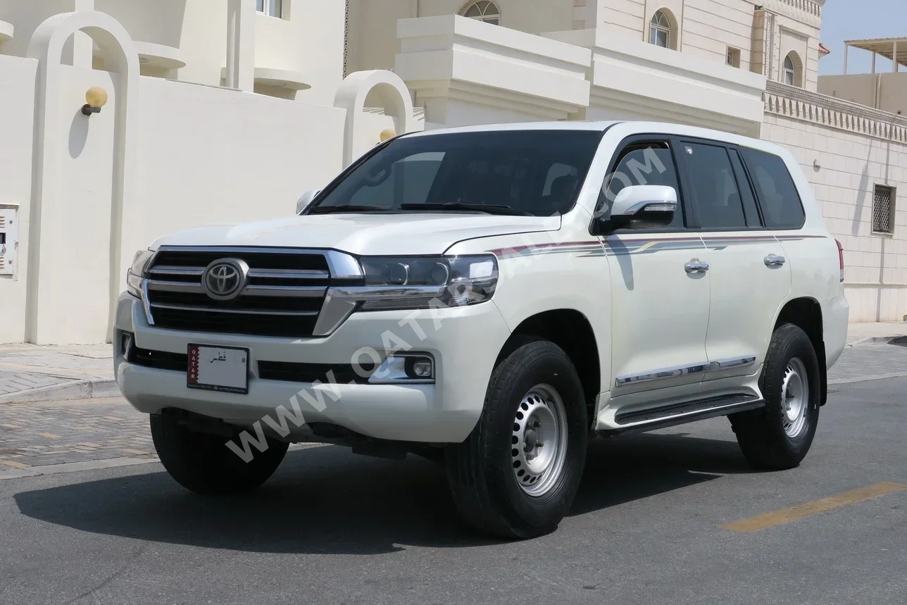 Toyota  Land Cruiser  GXR  2017  Automatic  217,000 Km  8 Cylinder  Four Wheel Drive (4WD)  SUV  White