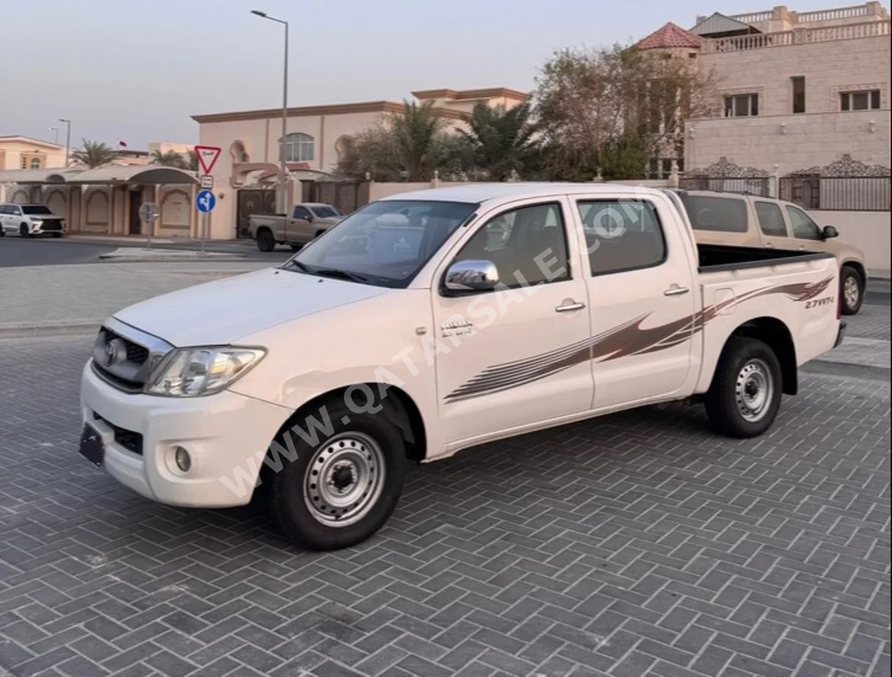 Toyota  Hilux  2011  Automatic  60,000 Km  4 Cylinder  Rear Wheel Drive (RWD)  Pick Up  White