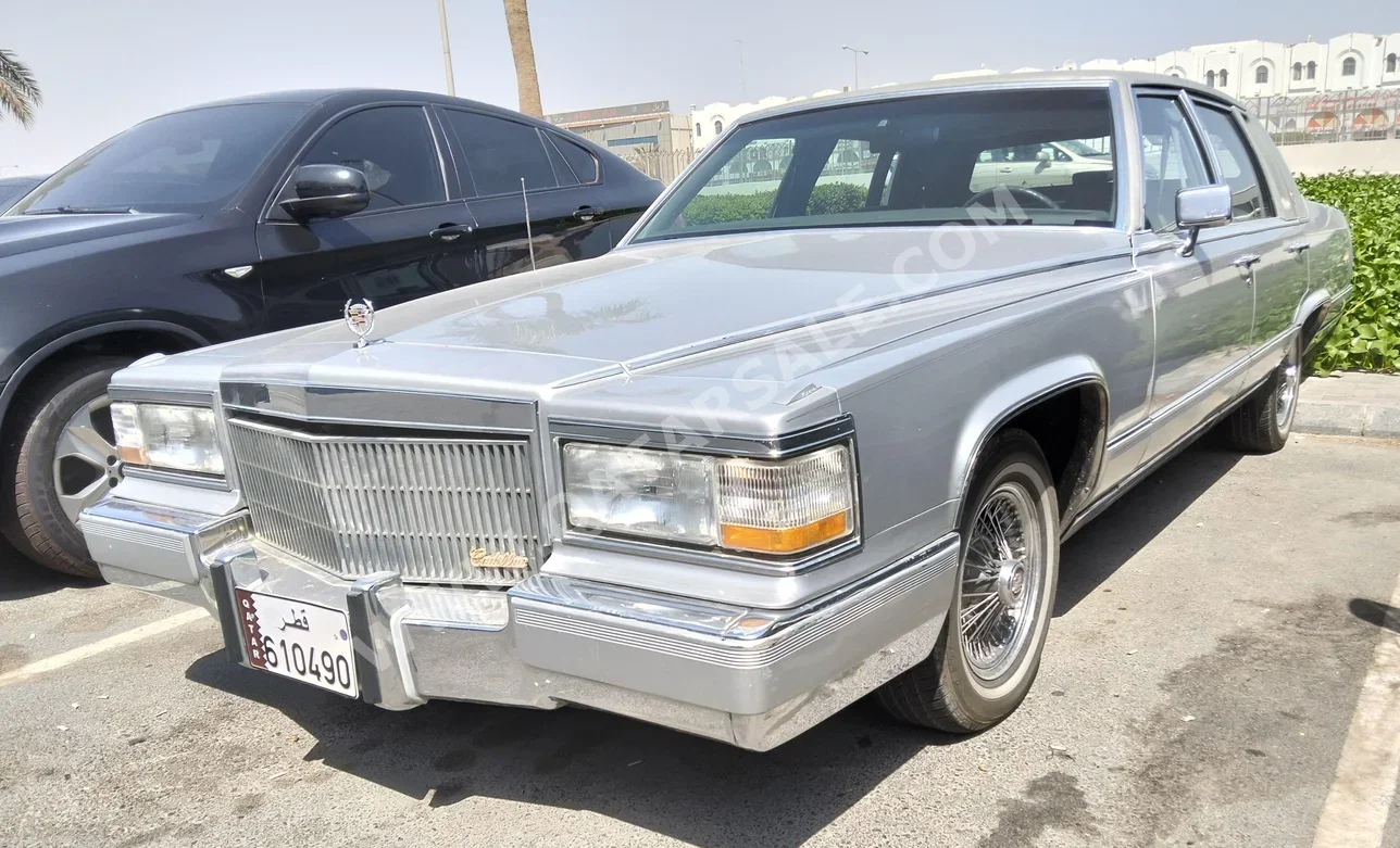 كاديلاك  بروغهام  1990  اوتوماتيك  90,000 كم  8 سلندر  دفع خلفي  سيدان  فضي