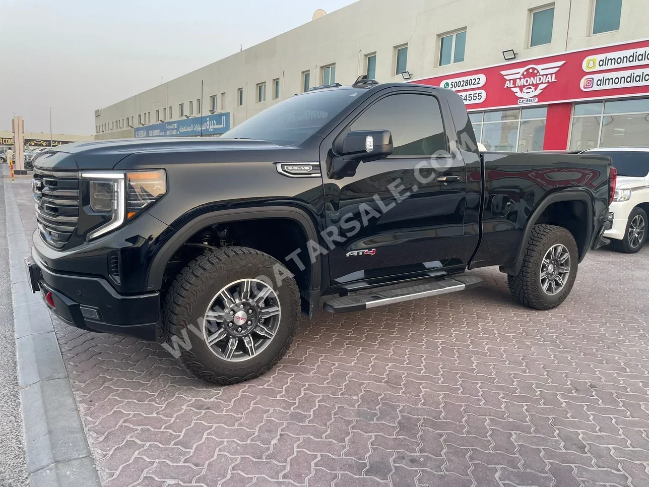جي ام سي  سييرا  اي تي 4  2025  اوتوماتيك  1,800 كم  8 سلندر  دفع رباعي  بيكب  أسود  تحت الضمان