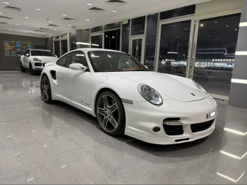 بورش  911  توربو  2009  اوتوماتيك  116,000 كم  8 سلندر  دفع خلفي  كوبيه \ سبورت  أبيض