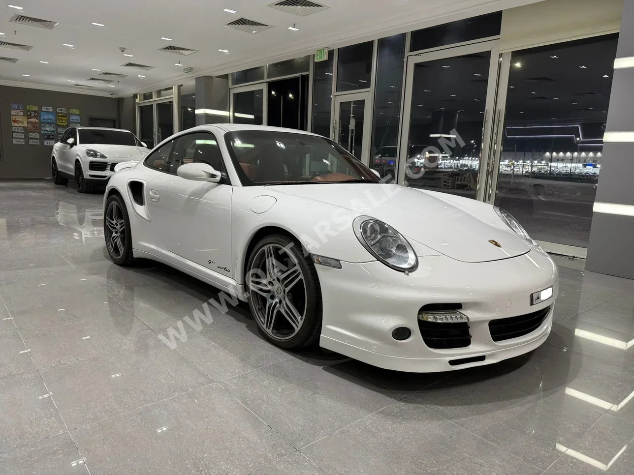 بورش  911  توربو  2009  اوتوماتيك  116,000 كم  8 سلندر  دفع خلفي  كوبيه \ سبورت  أبيض