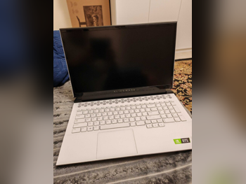 Laptops Dell  - Alienware M17  2022  - White  - Windows 11  - Intel  - Core i7  -Memory (Ram): 16 GB