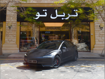 تسلا  مودل 3  2025  اوتوماتيك  9,100 كم  0 سلندر  دفع كلي مستمر  سيدان  رمادي  تحت الضمان