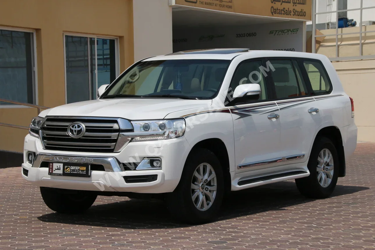 Toyota  Land Cruiser  GXR  2018  Automatic  220,000 Km  8 Cylinder  Four Wheel Drive (4WD)  SUV  White