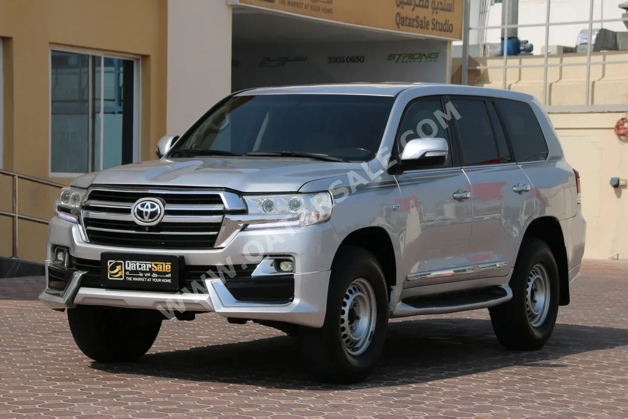 Toyota  Land Cruiser  VXR  2018  Automatic  130,000 Km  8 Cylinder  Four Wheel Drive (4WD)  SUV  Silver