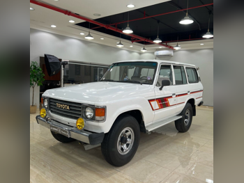 تويوتا  لاند كروزر  جي  1982  عادي  300,008 كم  6 سلندر  دفع رباعي  اس يو في  أبيض