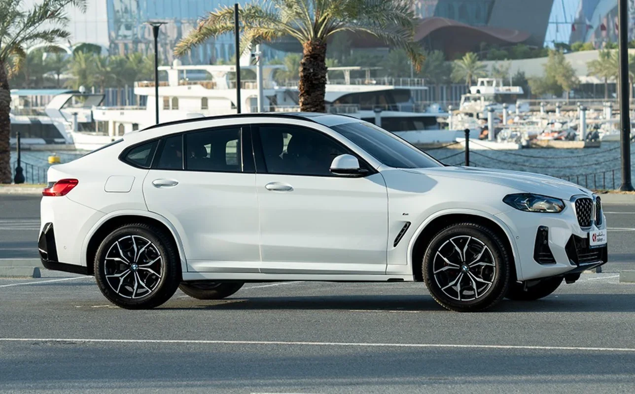 بي ام دبليو  اكس 4  4 سلندر  إس يو في 4 في 4  أبيض  2025