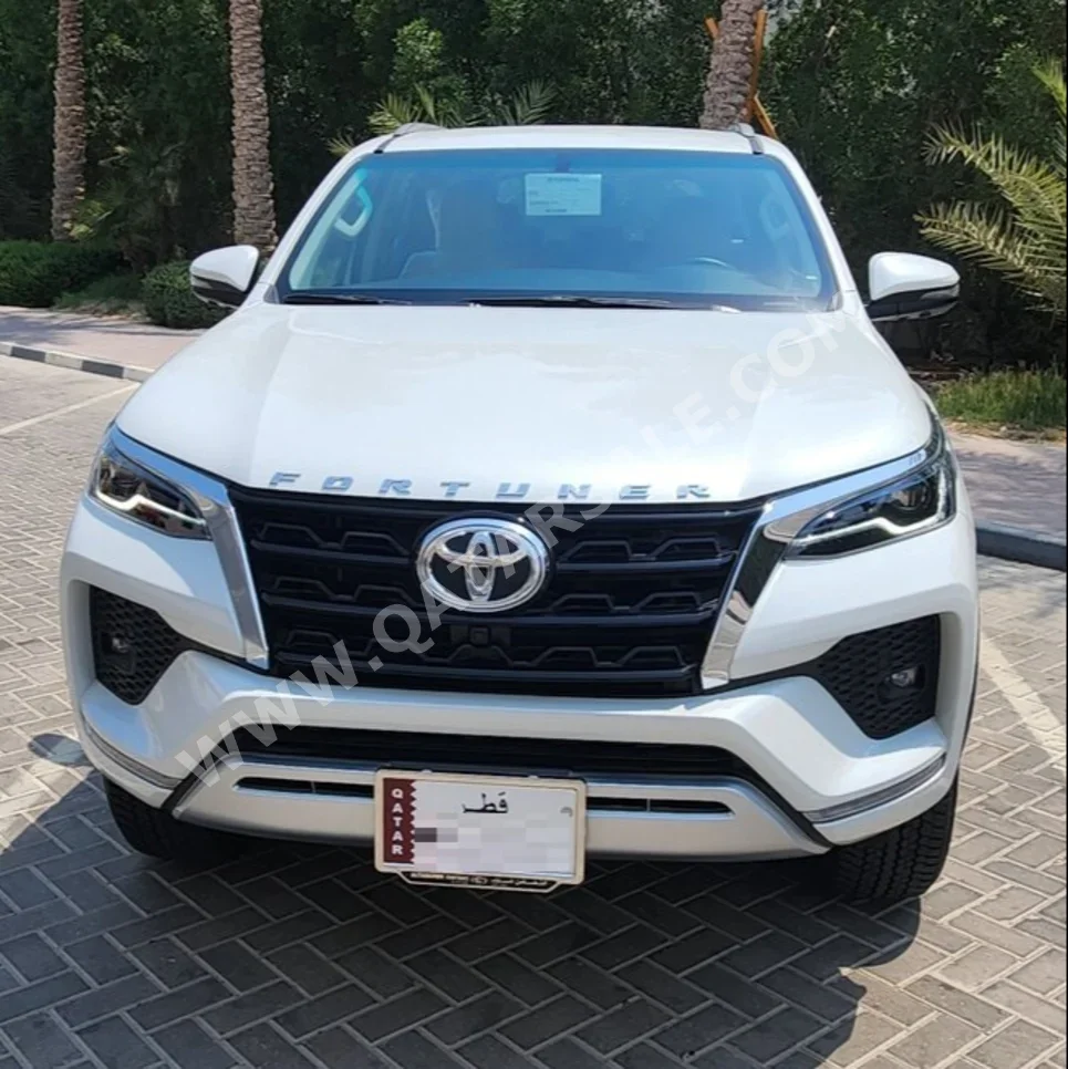 Toyota  Fortuner  SR5  2024  Automatic  0 Km  6 Cylinder  Four Wheel Drive (4WD)  SUV  White  With Warranty