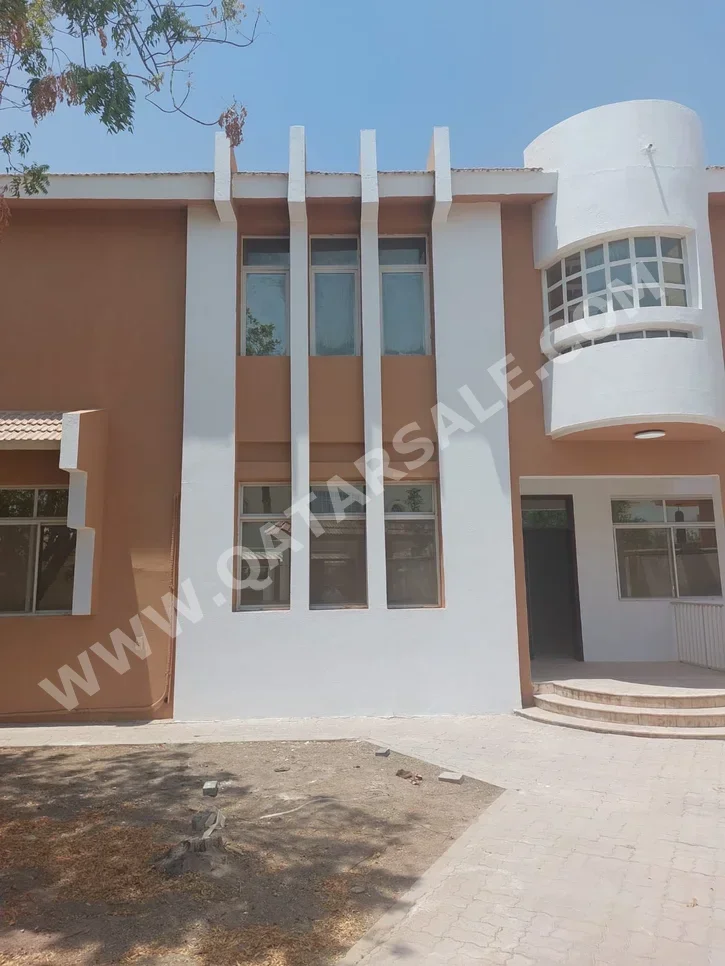 سكن عائلي  - نصف مفروشة  - الدوحة  - الدحيل  - 4 غرف نوم