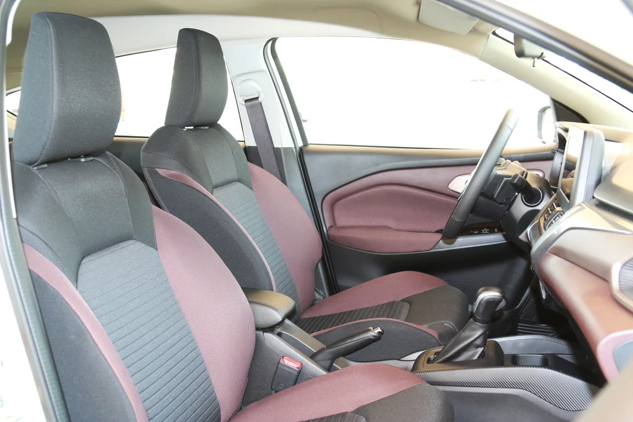 سوزوكي  فرونكس جي ال  4 سلندر  إس يو في 2 في 4  أبيض  2025