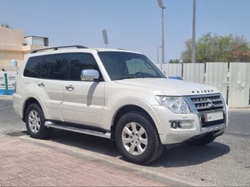 Mitsubishi  Pajero  GLS  2016  Automatic  102,000 Km  6 Cylinder  Four Wheel Drive (4WD)  SUV  White