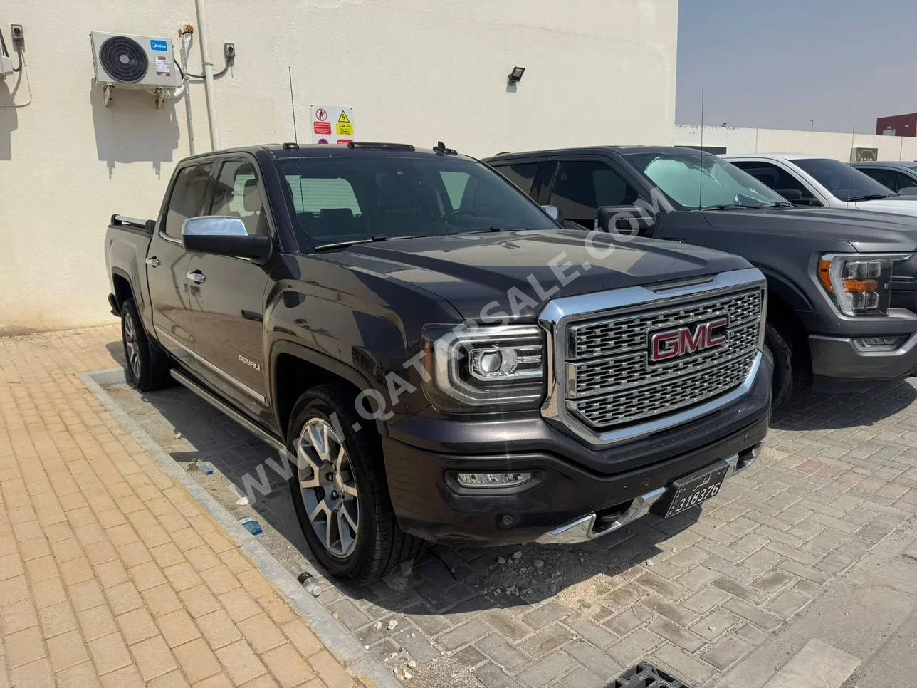 GMC  Sierra  Denali  2016  Automatic  287,000 Km  8 Cylinder  Four Wheel Drive (4WD)  Pick Up  Dark Gray