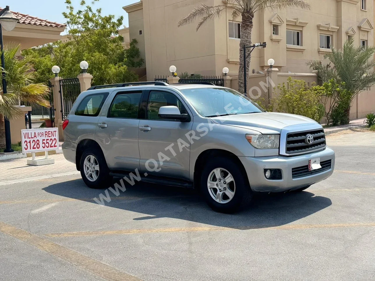 Toyota  Sequoia  SR5  2016  Automatic  195,000 Km  8 Cylinder  Four Wheel Drive (4WD)  SUV  Silver