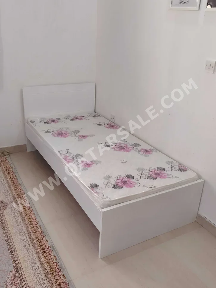 الأسّرة - فردي  - أبيض  - متضمنة المرتبة