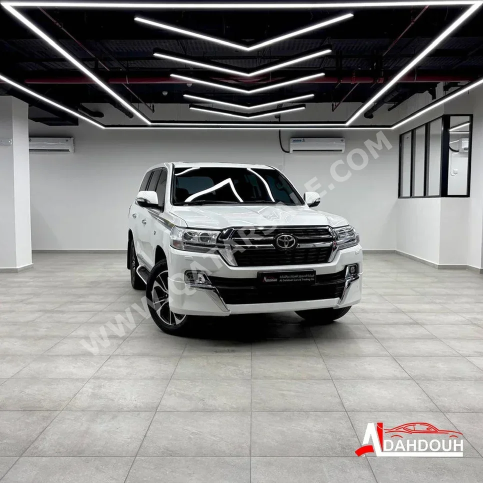 Toyota  Land Cruiser  VXR  2016  Automatic  333,000 Km  8 Cylinder  Four Wheel Drive (4WD)  SUV  White