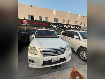 Lexus  LX  570  2011  Automatic  300,000 Km  8 Cylinder  Four Wheel Drive (4WD)  SUV  White
