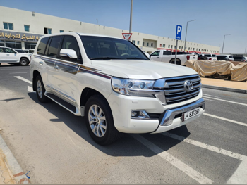 Toyota  Land Cruiser  GXR  2016  Automatic  196,000 Km  8 Cylinder  Four Wheel Drive (4WD)  SUV  White