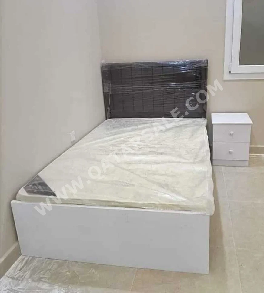 الأسّرة - فردي  - أسود  - مع طاولة سرير جانبية