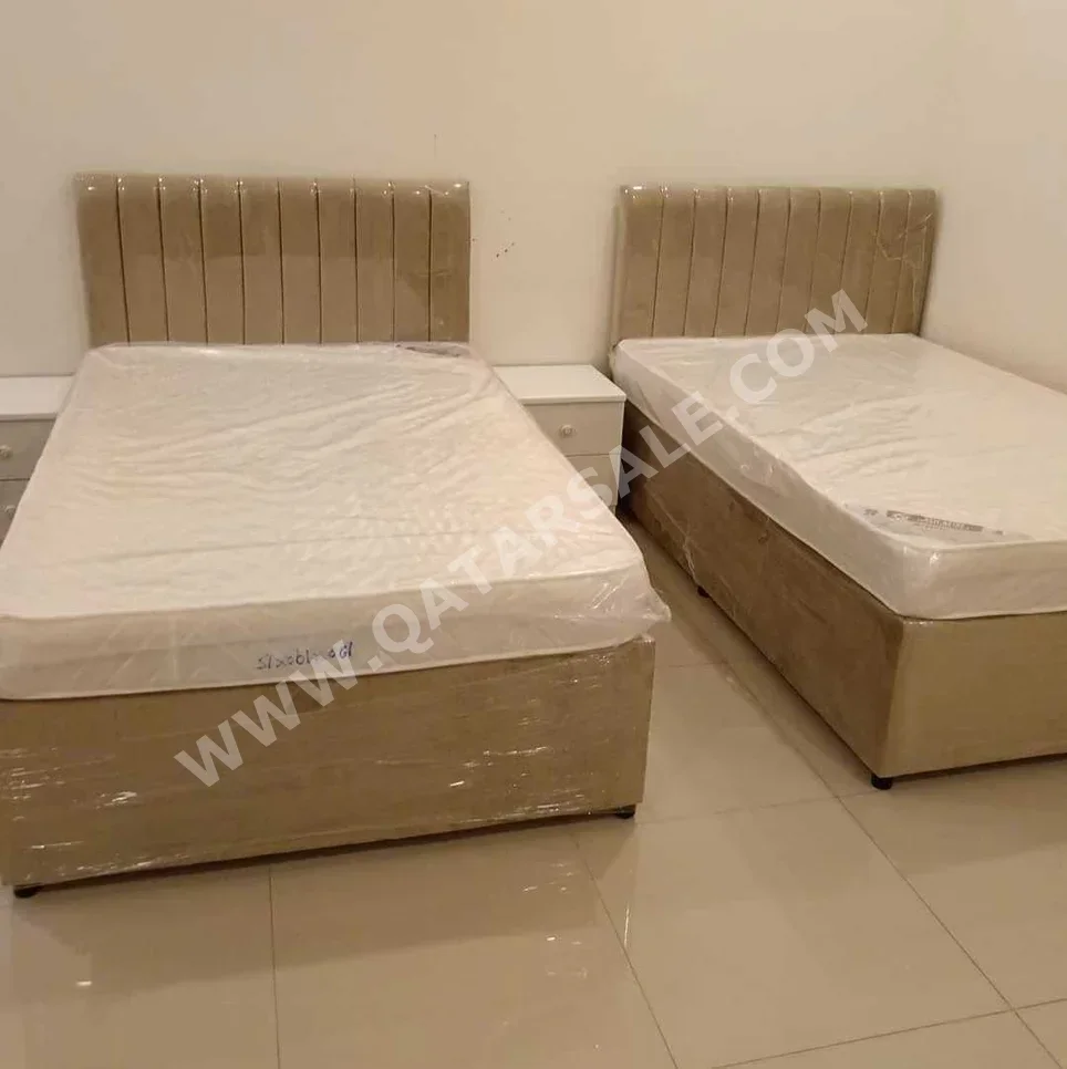 الأسّرة - فردي  - الأصفر  - متضمنة المرتبة  - مع طاولة سرير جانبية