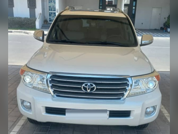 Toyota  Land Cruiser  GXR  2013  Automatic  201,000 Km  8 Cylinder  Four Wheel Drive (4WD)  SUV  Pearl