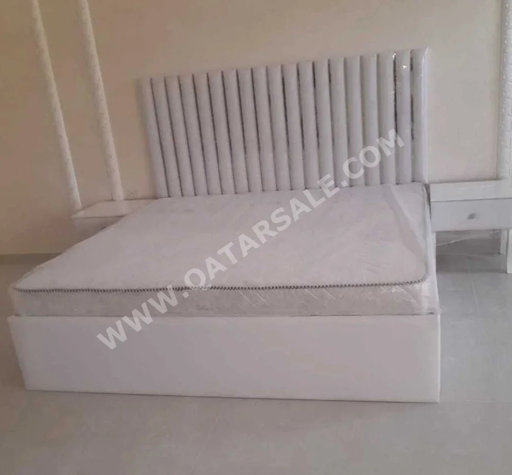 الأسّرة - كينج  - أبيض  - متضمنة المرتبة  - مع طاولة سرير جانبية