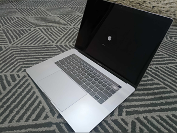 Laptops Apple  - MacBook Pro 16 Inch  2017  - Grey  - MacOS  - Intel  - Core i7  -Memory (Ram): 16 GB